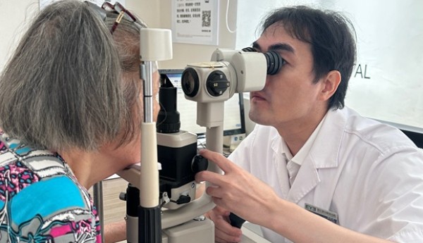 晋江爱尔眼科医院爱心接力 八旬截肢老人重获光明
