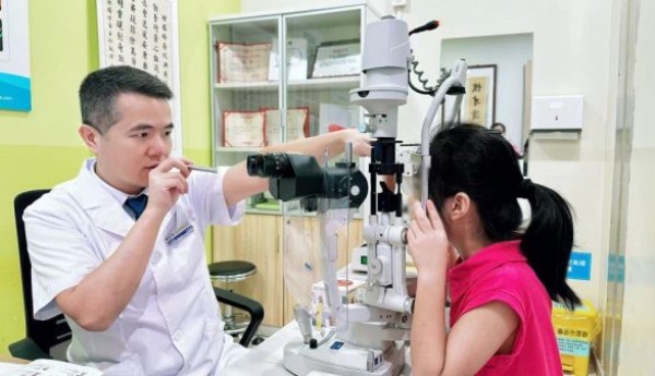 两年 OK 镜护航！孩子近视度数稳住了，但眼轴差异提醒：用眼习惯别忽视