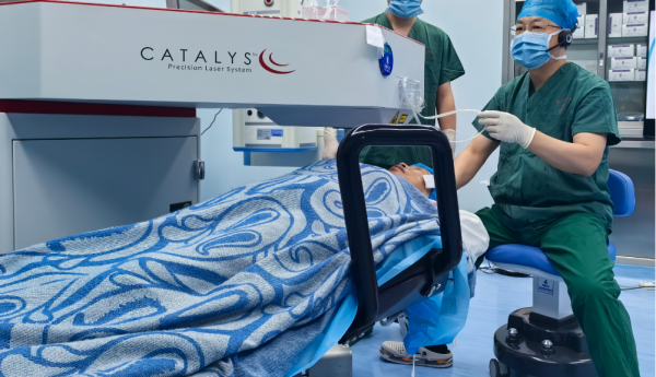 强生眼力健“Catalys白力士”在华手术量破10万 屈光白内障诊疗进入智能时代