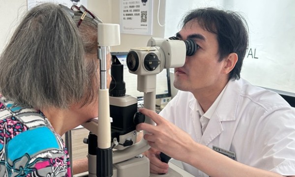 晋江爱尔眼科医院爱心接力 八旬截肢老人重获光明