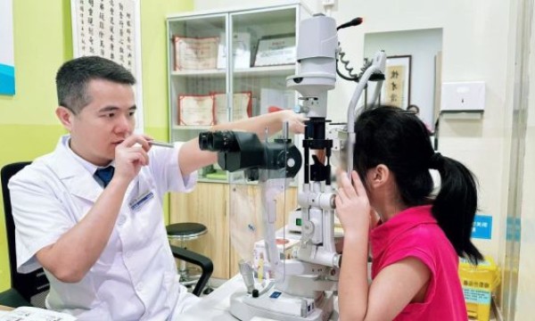 两年 OK 镜护航！孩子近视度数稳住了，但眼轴差异提醒：用眼习惯别忽视